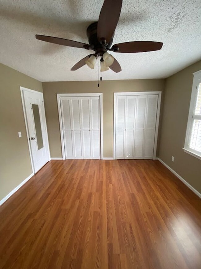 Building Photo - 2 bedroom 1.5 bath  The Cloister Condominium