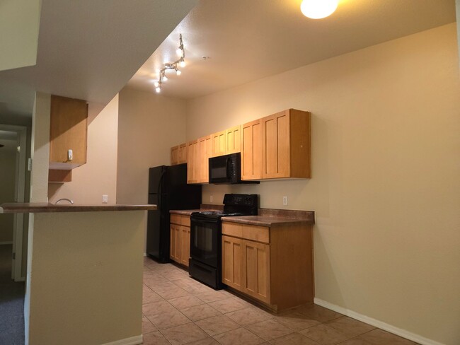 Building Photo - Westside Arbors Condo 2bd, 2ba - Students ...