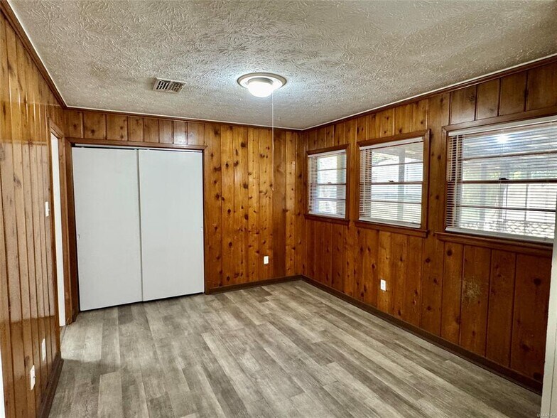 Building Photo - 875 Karen Rd