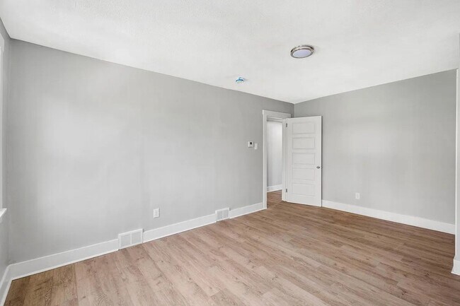 Building Photo - 408 E 8th Ave