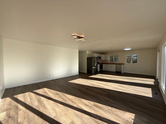 Building Photo - Newly renovated 3 Bedroom 3 Bathroom Home ...