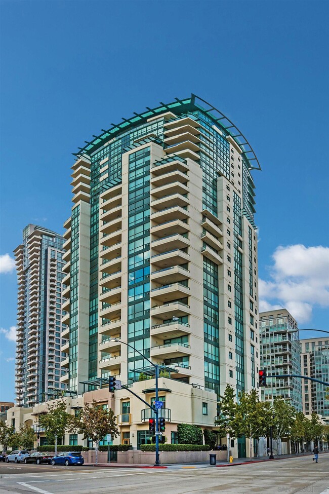 Building Photo - 555 Front St