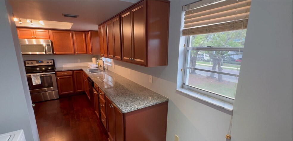 Building Photo - 4143 Shore Acres Blvd NE