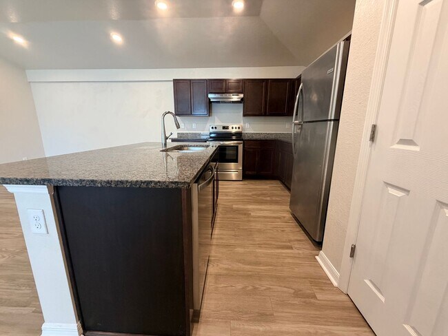 Building Photo - Polished and Inviting modern 2-bedroms, 2-bath