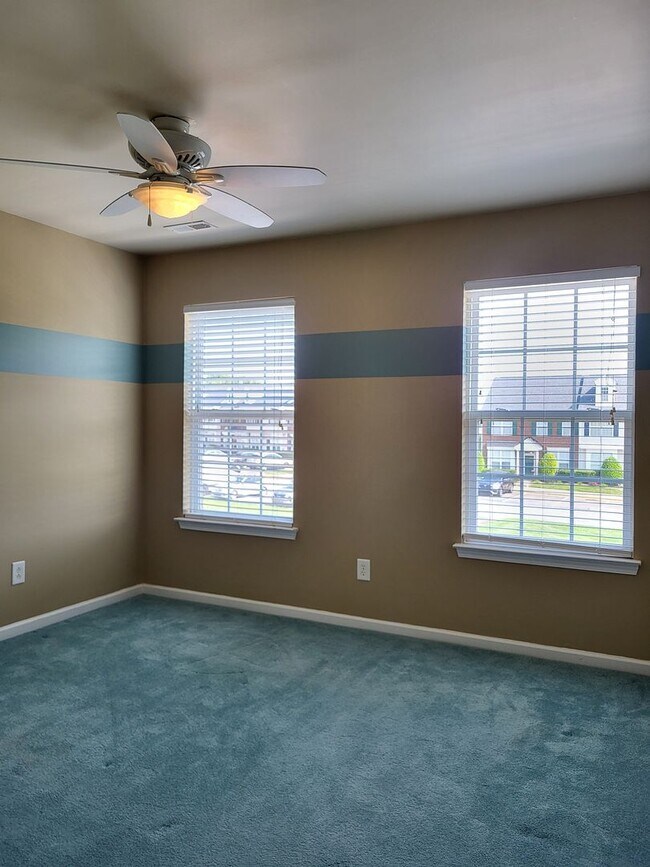 Building Photo - 3 bedroom townhouse in Waterside Crossing