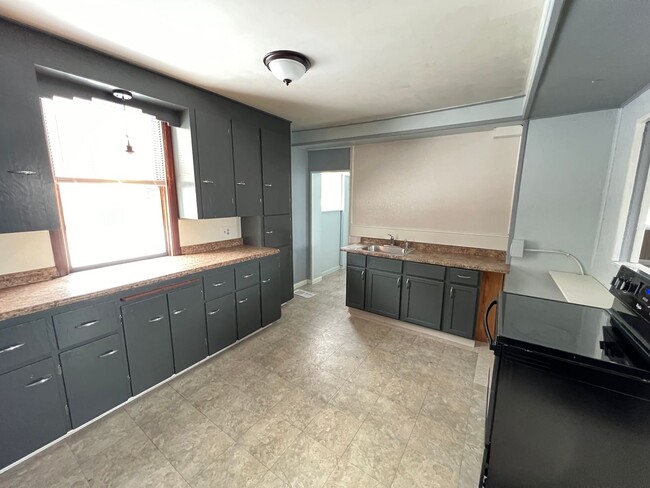 Building Photo - AVAILABLE JUNE - 4 Bed 1 Bath House in the...