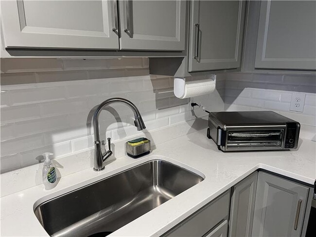 Building Photo - 618 Foxhill Dr