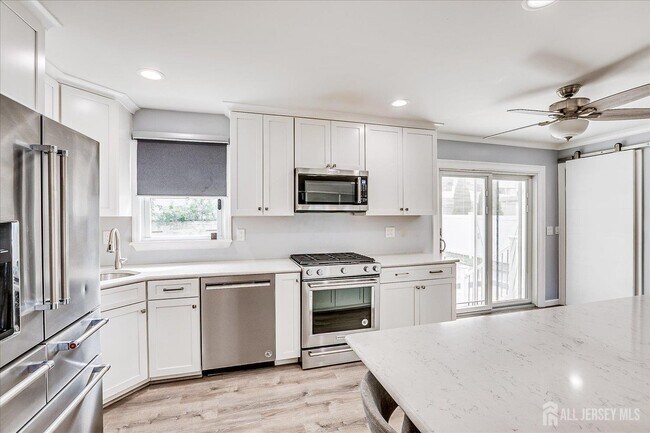 Building Photo - 9 Wedgewood Dr