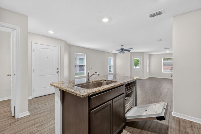 Building Photo - 3BR Townhome in Tavares with Open Floor Plan & Community Playground