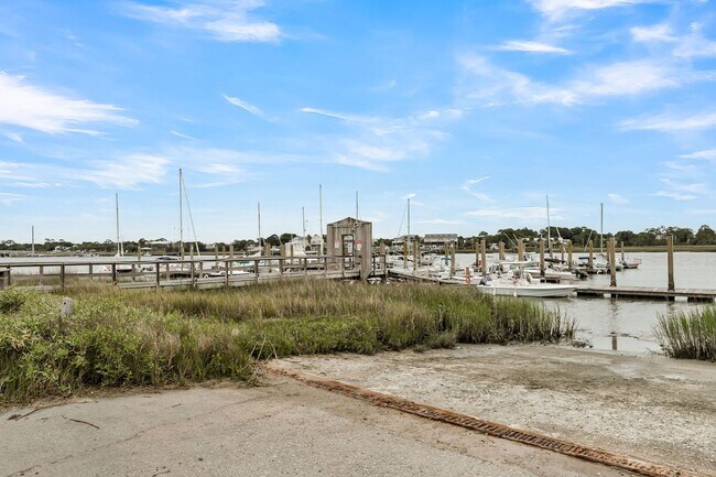 Building Photo - Coastal Living in the Heart of Folly Beach