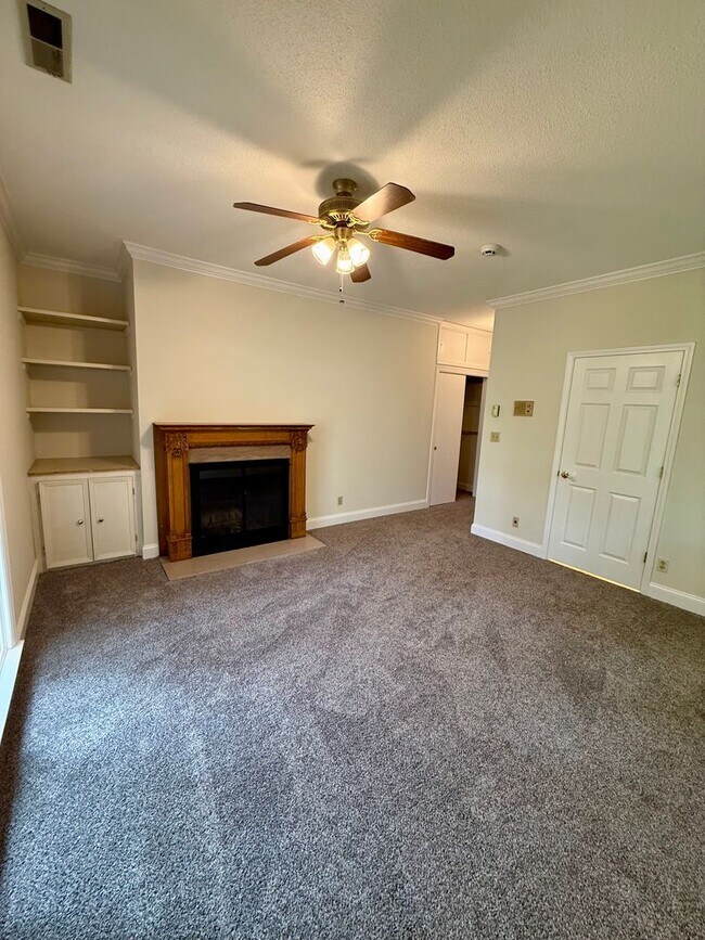 Building Photo - Knoxville 37909 - 2 bedroom, 1.5 bath unit, duplex - Contact Chad Weeks (865) 567-6193