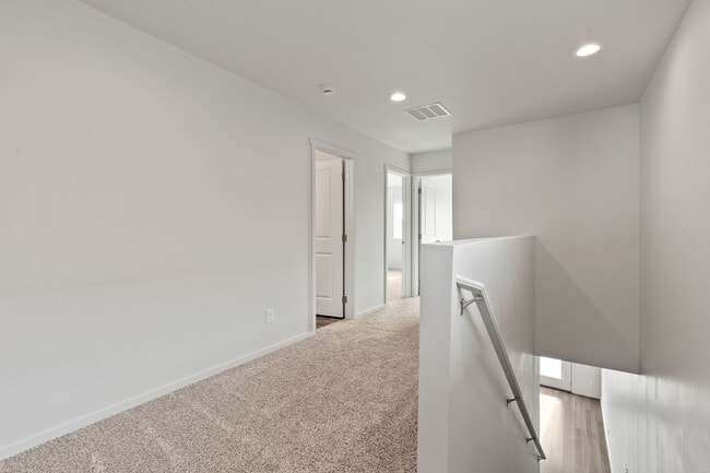 Building Photo - 4800-4802 E Fairview Ave