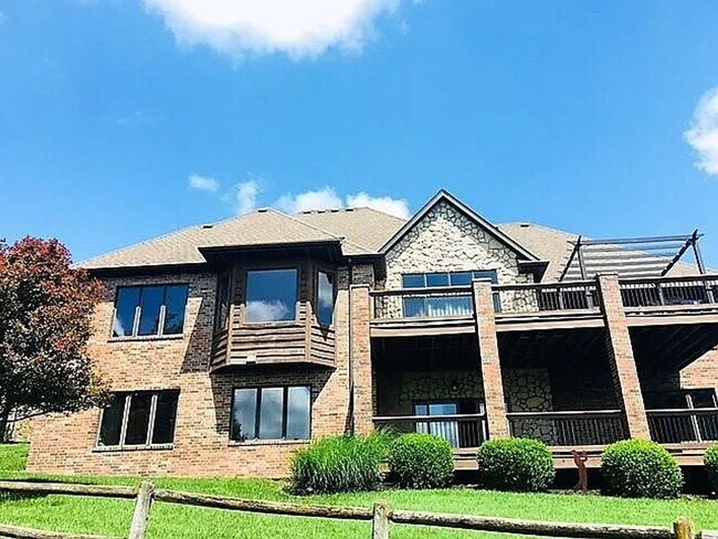 Building Photo - Gorgeous Home Located on Rivercut Golf Cou...