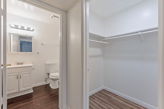 Building Photo - Updated 1BD/1BA Apartment in well maintained Complex in Sylmar.