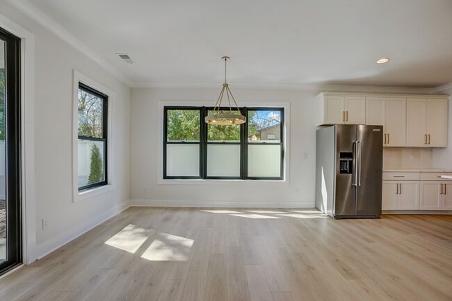 Building Photo - 1112 Pender St