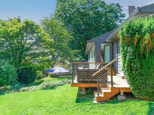 Building Photo - Stunning Mid-Century Home with Spectacular Southerly Views in Sought-After Terwilliger Heights!