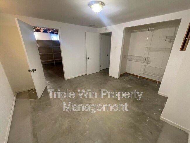 Building Photo - 5 Westdell Dr