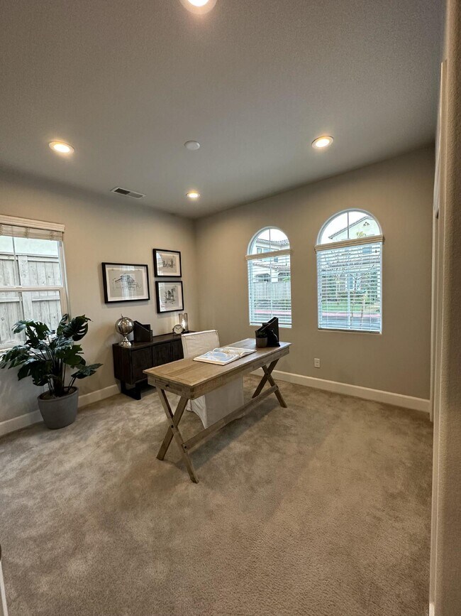 Building Photo - Gorgeous like new 4 bedroom 3 bath home located in Promontory