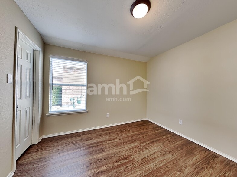 Building Photo - 2020 Fairview Dr