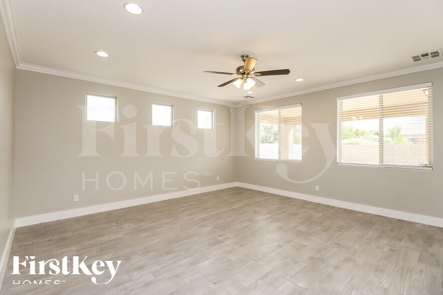 Building Photo - 837 E Cierra Cir