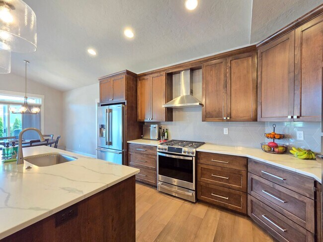 Building Photo - $4,800 - 5 Bed / 3 Bath Custom Built Home w/ Private Sport Court & Golf Green