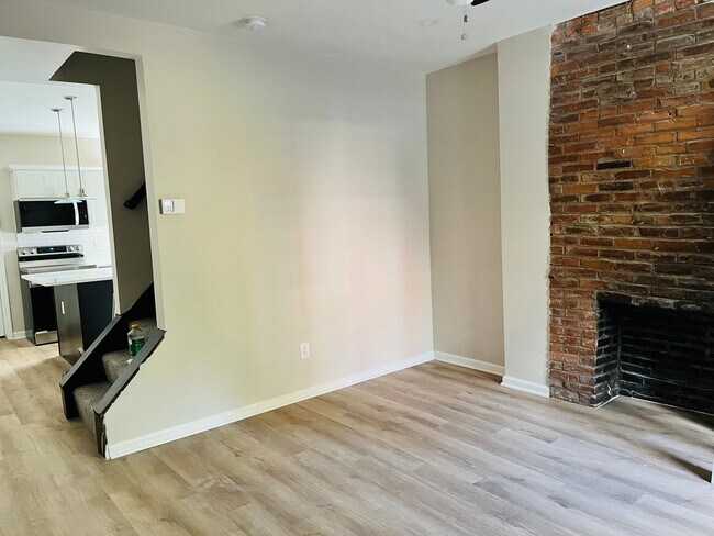 Building Photo - Two Bedroom/One Bathroom Townhome one block away from AGH! September 1 move in!