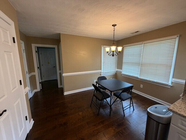 Building Photo - 4 Bed / 2.5 Bath Single Family Home