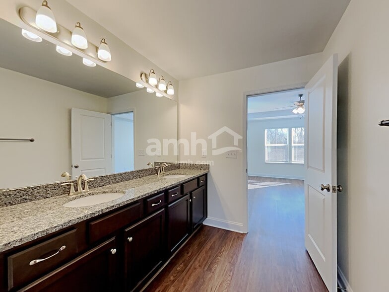 Building Photo - 1107 Bentley Pl