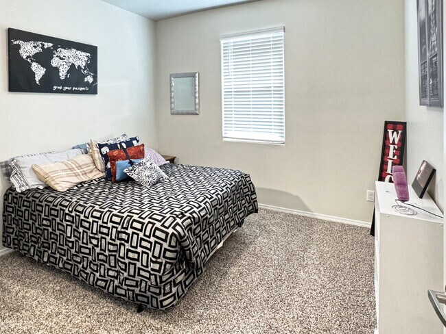 Building Photo - Almost New (2025) Home in Central Rio Rancho!