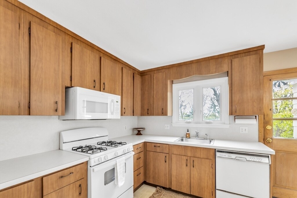 Building Photo - 55 Arborough Rd