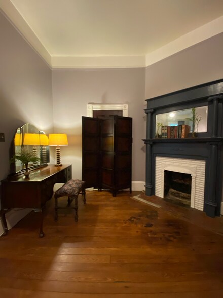 Building Photo - 203 W 35th St
