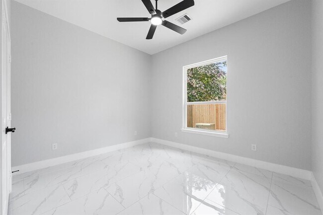 Building Photo - 327 Paradise Ln