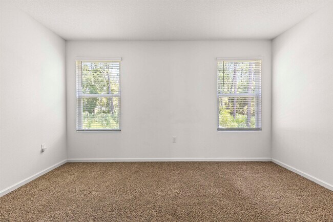Building Photo - 112 Silver Birch St