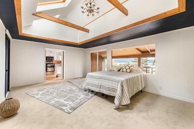 Building Photo - BEAUTIFUL CABIN STYLE HOME ACROSS FROM SILVER LAKE