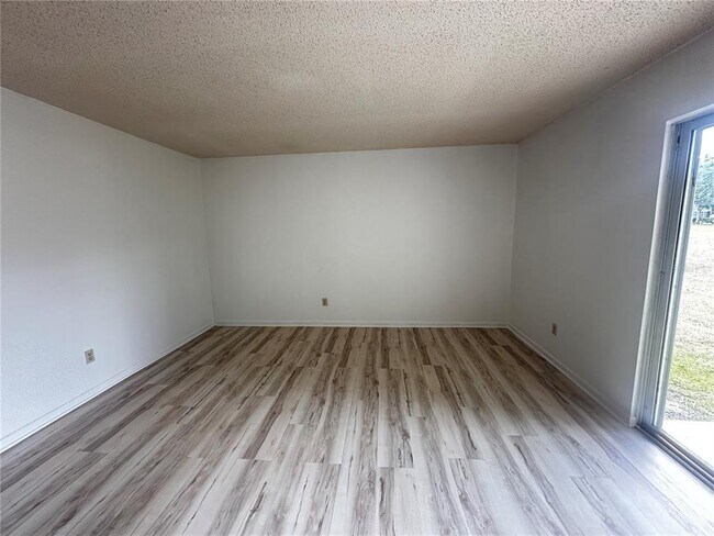 Building Photo - 593 Fairways Cir
