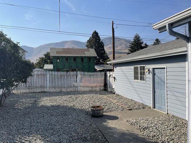 Building Photo - 526 E Wapato Ave