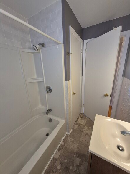 Main Bath - Tub and Shower - 2219 W 61st St