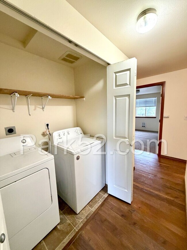 Building Photo - Puyallup Area 2 Bedroom 2nd Floor Apartment