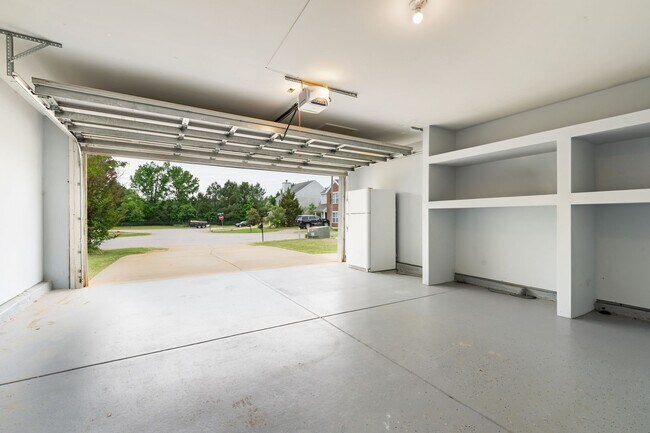 Building Photo - Beautiful 3BR Home with Fenced in Yard & 2-Car Garage in Raleigh