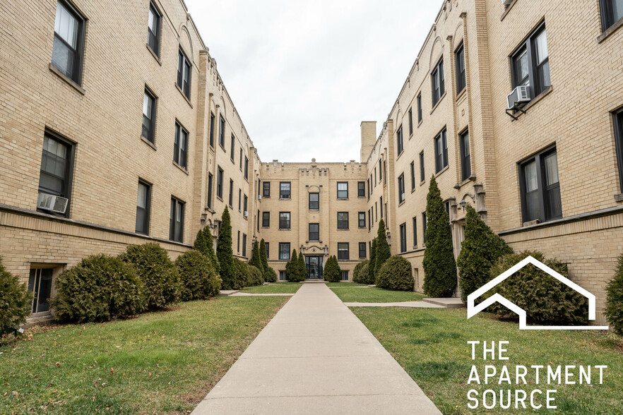 Building Photo - 1944 W Wilson Ave