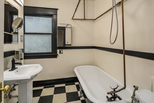 Building Photo - Charming 3 Bedroom In The Heart Of Stadium...