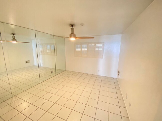 Building Photo - 615 Esplanade