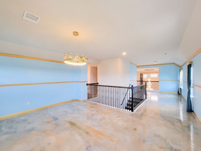 Building Photo - Live comfortably in this stunning Lake Rid...