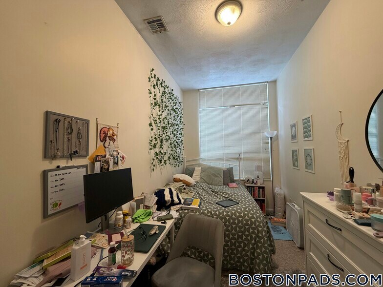 Building Photo - 81 Essex St