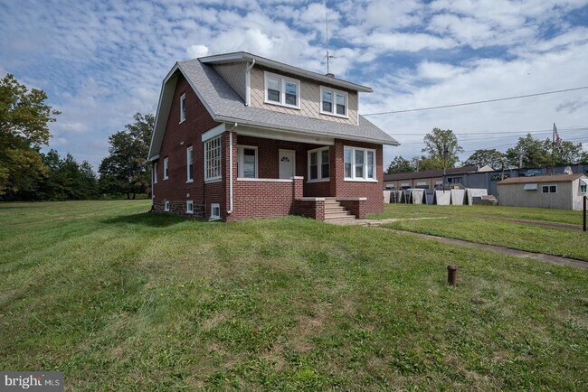 Building Photo - 1075 S County Line Rd