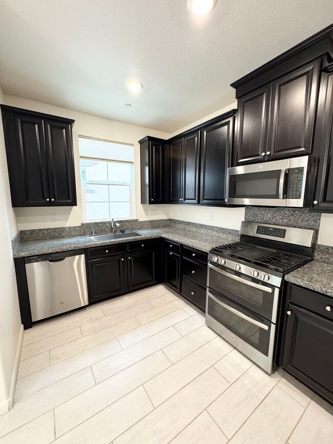 Building Photo - 3 Bed / 2.5 Bath Solar Home with Patio – Roseville – Available Now SEE VIDEO