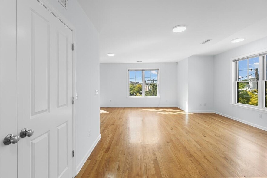 Building Photo - 437 Whiton St
