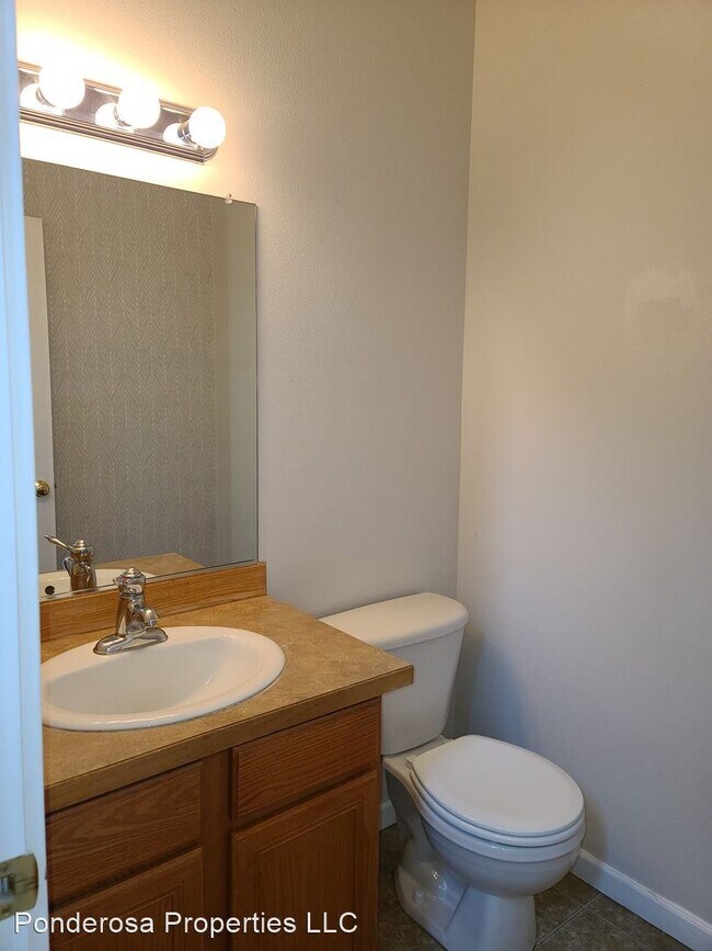 Building Photo - 3 br, 2.5 bath House - 150 SW Cascade Moun...