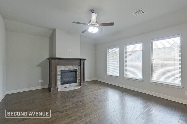 Building Photo - LIMITED TIME: $998 off second month’s rent...