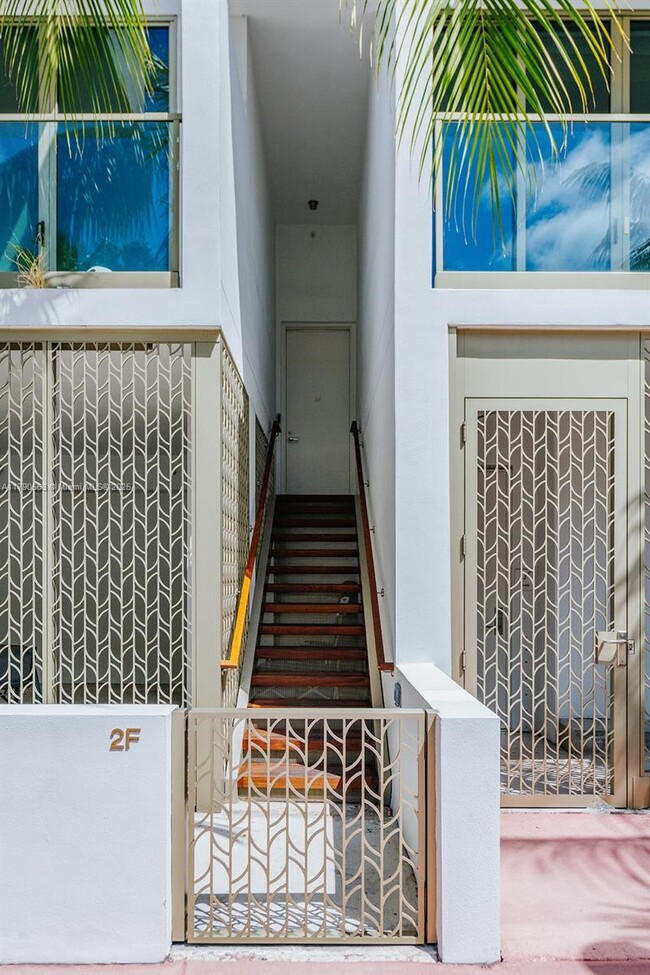 Building Photo - 300 Collins Ave